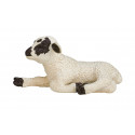 Cordero de cara negra acostado, figura decorativa detallada para belenes y dioramas.