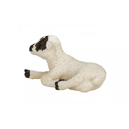 Cordero de cara negra acostado, figura decorativa detallada para belenes y dioramas.