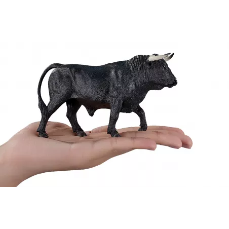 Escultura detallada de toro español, figura decorativa que simboliza fuerza y tradición.