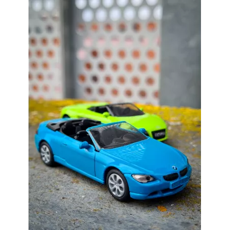 Coche de juguete BMW 645i en miniatura fabricado en metal y plástico con detalles realistas.