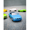 Coche de juguete BMW 645i en miniatura fabricado en metal y plástico con detalles realistas.