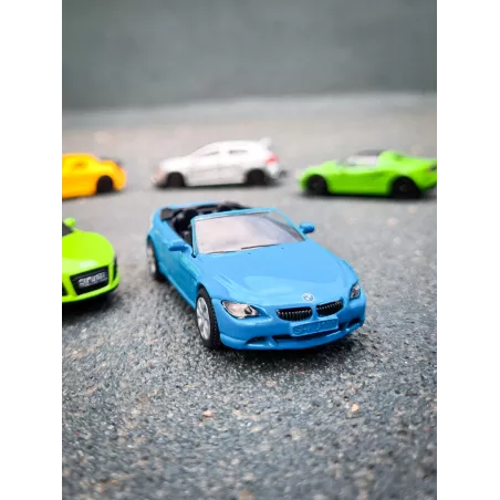 Coche de juguete BMW 645i en miniatura fabricado en metal y plástico con detalles realistas.