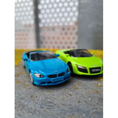 Coche de juguete BMW 645i en miniatura fabricado en metal y plástico con detalles realistas.