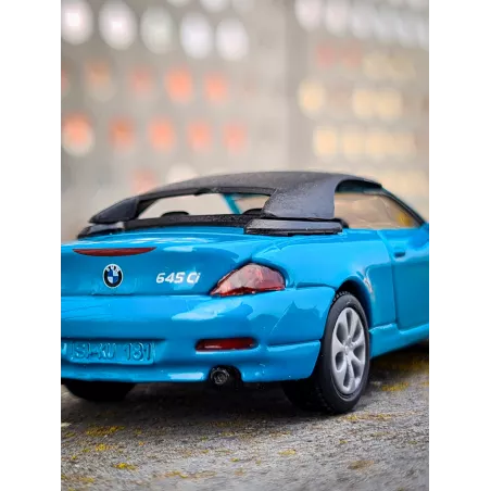Coche de juguete BMW 645i en miniatura fabricado en metal y plástico con detalles realistas.