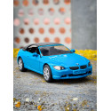 Coche de juguete BMW 645i en miniatura fabricado en metal y plástico con detalles realistas.