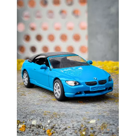 Coche de juguete BMW 645i en miniatura fabricado en metal y plástico con detalles realistas.