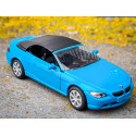 Coche de juguete BMW 645i en miniatura fabricado en metal y plástico con detalles realistas.