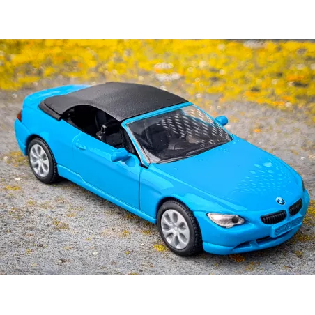 Coche de juguete BMW 645i en miniatura fabricado en metal y plástico con detalles realistas.