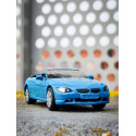 Coche de juguete BMW 645i en miniatura fabricado en metal y plástico con detalles realistas.