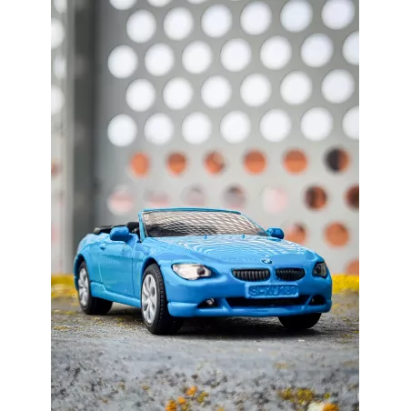 Coche de juguete BMW 645i en miniatura fabricado en metal y plástico con detalles realistas.
