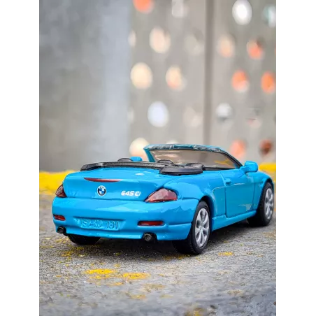 Coche de juguete BMW 645i en miniatura fabricado en metal y plástico con detalles realistas.