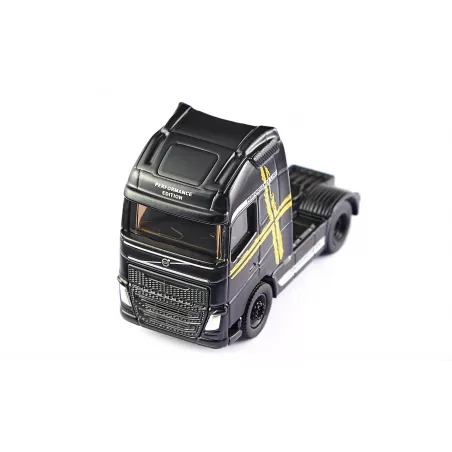 Camión de juguete Volvo FH16 en miniatura fabricado con piezas de metal y plástico resistente
