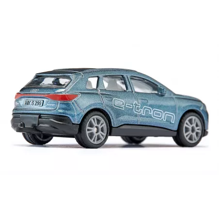 Coche de juguete Audi Q4 e-tron de SIKU, SUV eléctrico en miniatura con llantas de goma y enganche de remolque.