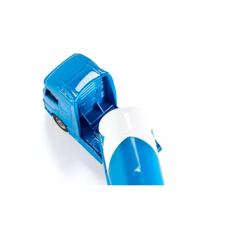 Camión cisterna de juguete en miniatura fabricado con piezas de metal y plástico resistente.