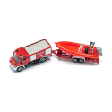 Camión de bomberos Unimog de juguete con remolque y barco flotante de metal y plástico.