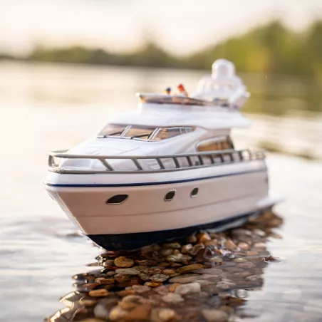 Camión de juguete con remolque de yate a escala 1:87 en miniatura de metal