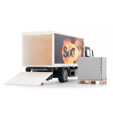Camión de juguete MAN Sixt escala 1:50 con plataforma elevadora funcional, palet y caja de rejilla.
