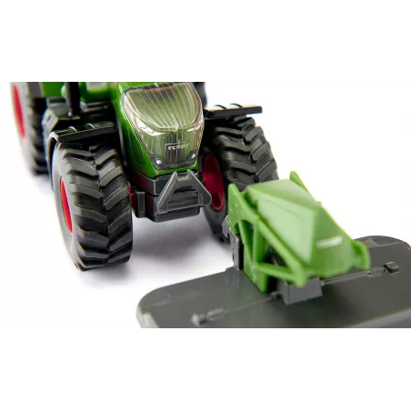 Tractor de juguete Fendt 942 Vario con segadora frontal a escala 1:50 fabricado en metal y plástico.