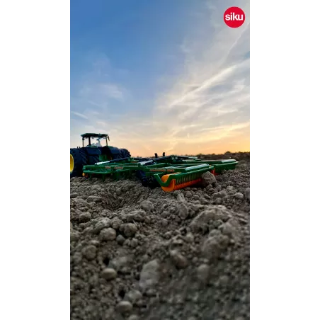 Cultivador de juguete Amazone Centaur de SIKU a escala 1:32 con estructura metálica y rodillos giratorios.