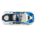 Coche de policía de juguete BMW i8 a escala 1:50 con puertas que se abren y neumáticos cambiables.