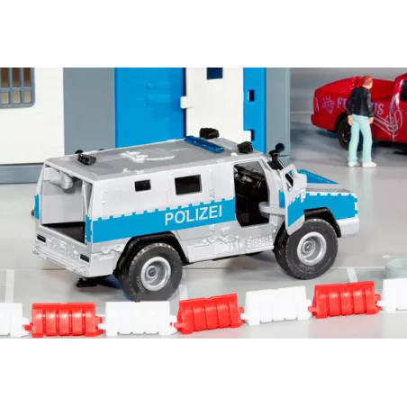 Vehículo táctico Rheinmetall MAN Survivor R a escala 1:50, réplica de metal y plástico con puertas operativas.