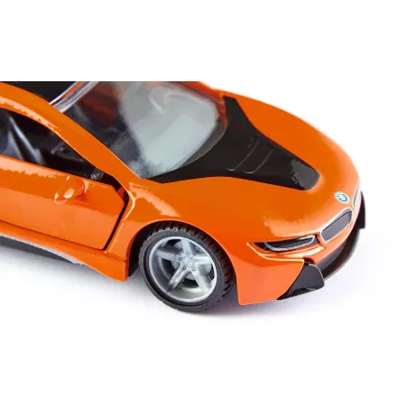 Miniatura de juguete BMW i8 LCI a escala 1:50 en metal y plástico con puertas que se abren y neumáticos cambiables.