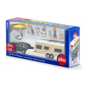 Coche Porsche Macan Turbo de juguete con caravana Dethleffs Siku en miniatura.