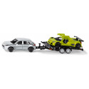 Porsche Cayenne Turbo con remolque de transporte y Porsche GT de juguete Siku 2544 a escala 1:55.