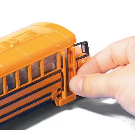 Autobús escolar estadounidense de juguete marca Siku a escala 1:55 de metal y plástico con puertas practicables.