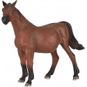 Figura coleccionable de caballo árabe con detalles realistas y porte elegante.