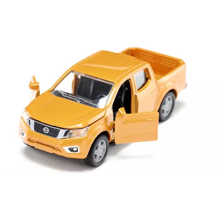 Miniatura de metal Nissan Navara Siku escala 1:50 color naranja metalizado con puertas practicables.