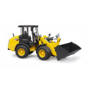 Cargadora de ruedas articulada compacta Cat de juguete Bruder a escala 1:16 con pala frontal.