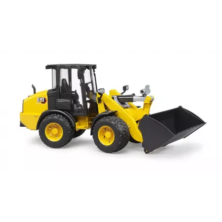 Cargadora de ruedas articulada compacta Cat de juguete Bruder a escala 1:16 con pala frontal.
