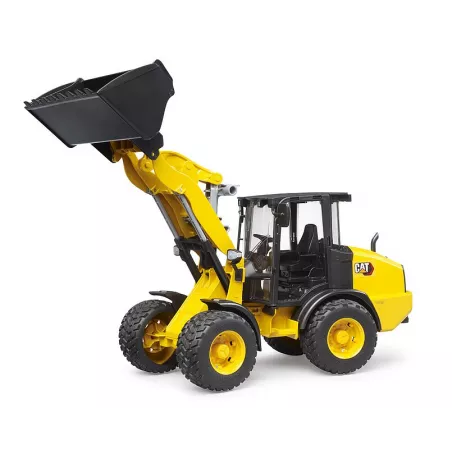Cargadora de ruedas articulada compacta Cat de juguete Bruder a escala 1:16 con pala frontal.