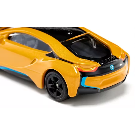 Modelo a escala Siku del deportivo BMW i8 en color amarillo dorado, fabricado en metal y plástico.