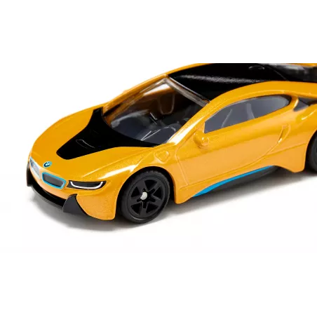 Modelo a escala Siku del deportivo BMW i8 en color amarillo dorado, fabricado en metal y plástico.