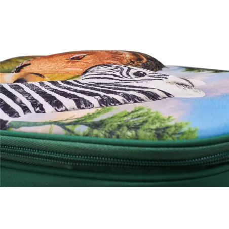 Mochila escolar 3D con diseño de selva tridimensional y tirantes ergonómicos acolchados.