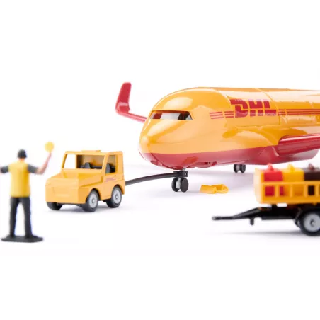Avión de carga amarillo de DHL de juguete marca Siku con accesorios de logística en miniatura.