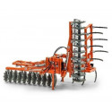 Miniatura de empacadora Morgan MG-X 550/22 y plataforma Stel-ST600 de Universal Hobbies para diorama agrícola.