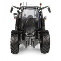 Tractor Valtra G135 Unlimited a escala 1:32 en acabado negro mate de alta calidad para coleccionistas.