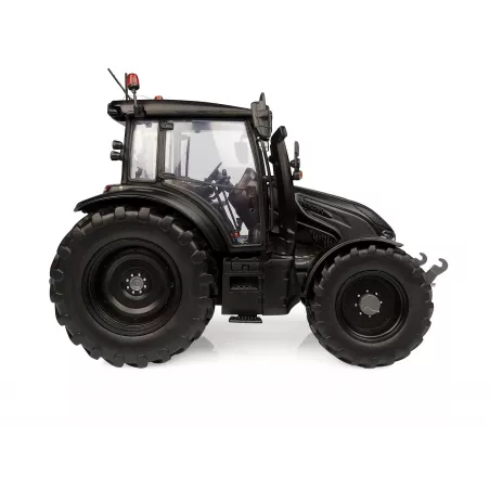 Tractor Valtra G135 Unlimited a escala 1:32 en acabado negro mate de alta calidad para coleccionistas.