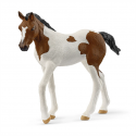 Figura de juguete de potro Paint Horse de Schleich pintada a mano con detalles realistas.
