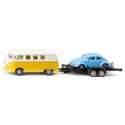 Furgoneta VW T1 clásica con remolque transportando un coche VW Beetle a escala 1:50.