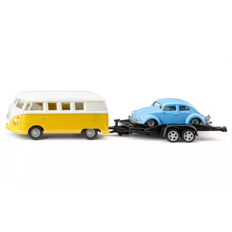 Furgoneta VW T1 clásica con remolque transportando un coche VW Beetle a escala 1:50.