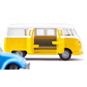 Furgoneta VW T1 clásica con remolque transportando un coche VW Beetle a escala 1:50.