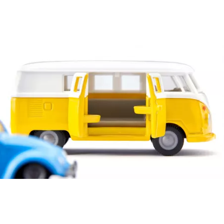 Furgoneta VW T1 clásica con remolque transportando un coche VW Beetle a escala 1:50.