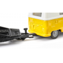 Furgoneta VW T1 clásica con remolque transportando un coche VW Beetle a escala 1:50.