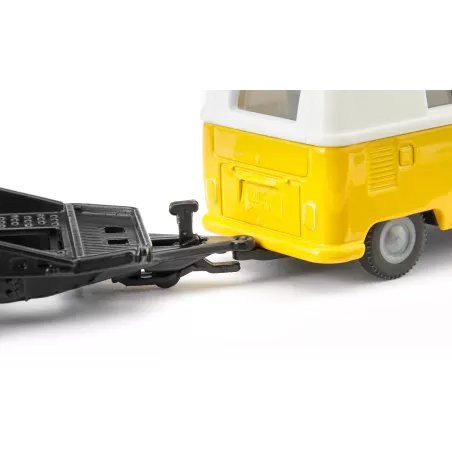 Furgoneta VW T1 clásica con remolque transportando un coche VW Beetle a escala 1:50.