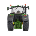 Tractor agrícola John Deere 6R 185 verde y amarillo en campo de cultivo