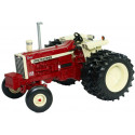 Réplica a escala 1:32 del tractor clásico Case IH Farmall 1206 de Britains para coleccionistas.